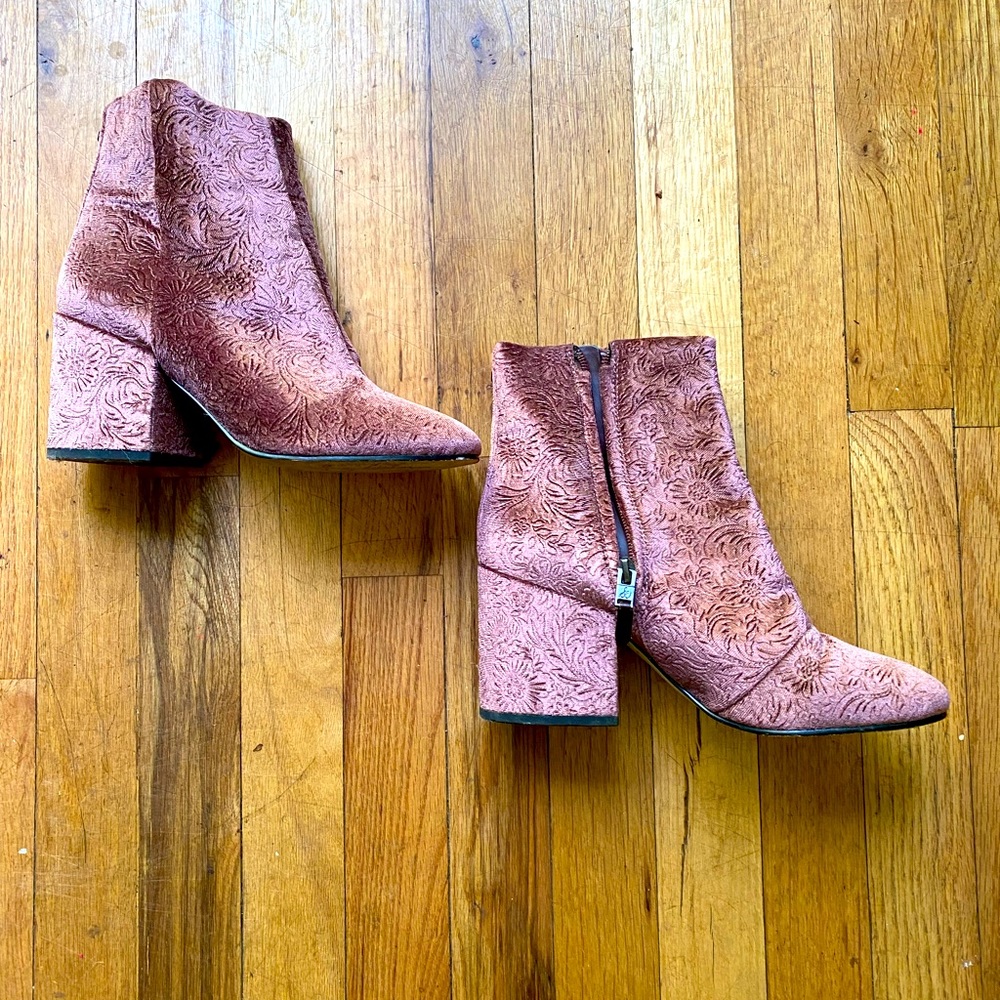 Beautiful Size 7 Sam Edelman embossed mauve velvet ankle boots